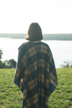 PATRICK KING WOOLLEN COMPANY Lambswool Tartan Cape