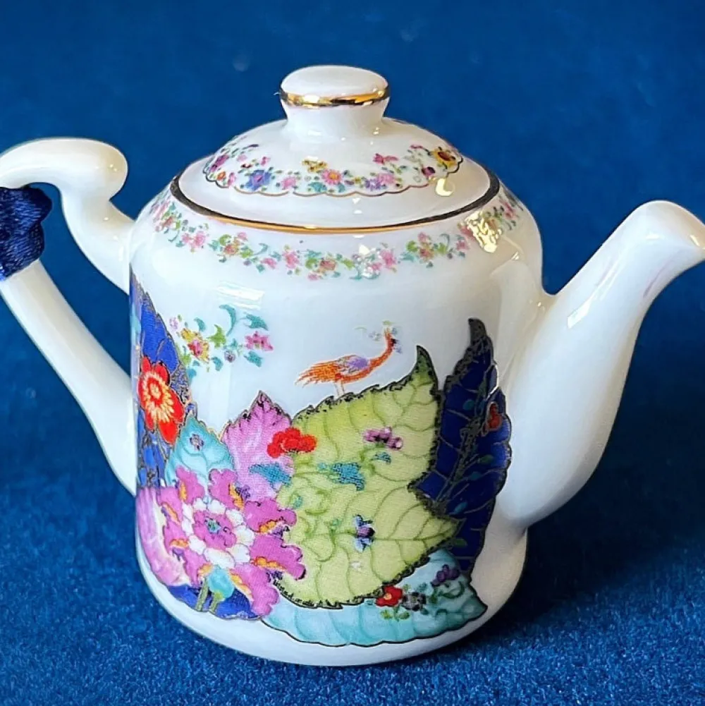 DESIGN MASTER ASSOCIATES Tobacco Leaf Teapot Ornament